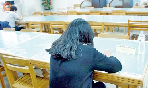   圖書館禁止飲食及攜帶食物飲料入內，文化局於館內張貼有宣導標語，籲請鄉親一同遵守，友善閱讀空間，做個有文化的金門人。（文化局提供）