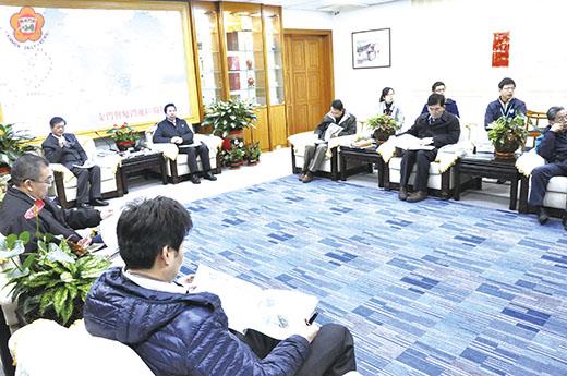 金門縣長陳福海昨聽取「水頭港大型旅客服務中心新建工程」重新啟動方案簡報,希望展現執行力,期冀在最快時程內運作。(楊水詠攝)