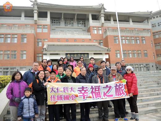 金大校長黃奇等校內主管與大仁科技大學來訪師生合影。(金大提供)