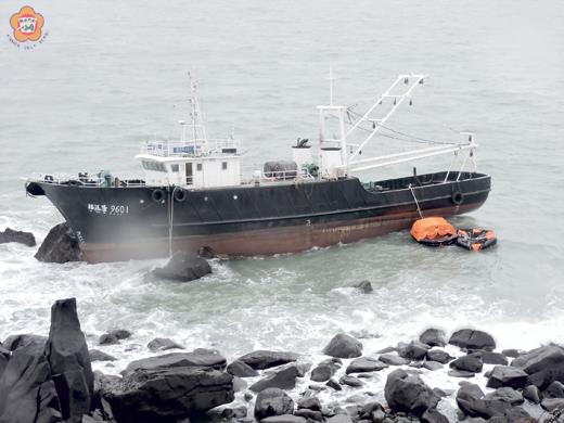   大陸漁船「福遠漁9601號」於烏坵海域觸礁擱淺，造成1名船員溺斃的意外。（岸巡隊提供）
