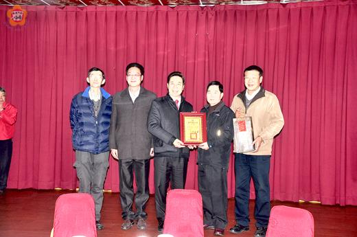 縣府「基層民政幹部座談會」各鄉鎮巡迴,昨(1)日最終站來到金湖鎮,陳福海頒獎表揚金湖鎮104年度績優村里鄰長及資深調解委員。(陳冠霖攝)