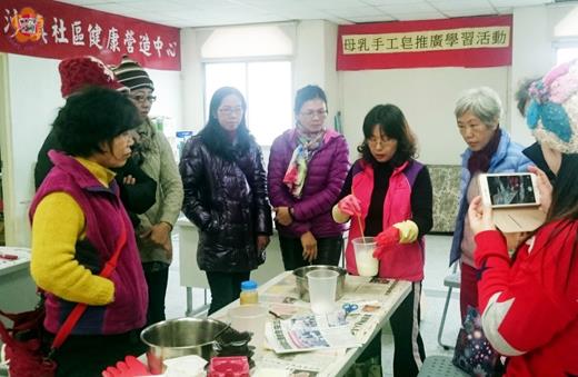   金沙鎮社區健康營造中心辦「母乳手工皂」推廣研習，吸引民眾到場學習，動手利用剩餘母乳，製作健康又環保的母乳手工皂。（金沙鎮社區健康營造中心提供）