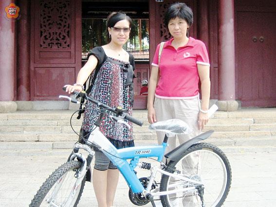 ▲農林課楊慧明課長(右)頒贈自行車乙台予第一獎得主董映萱小姐。