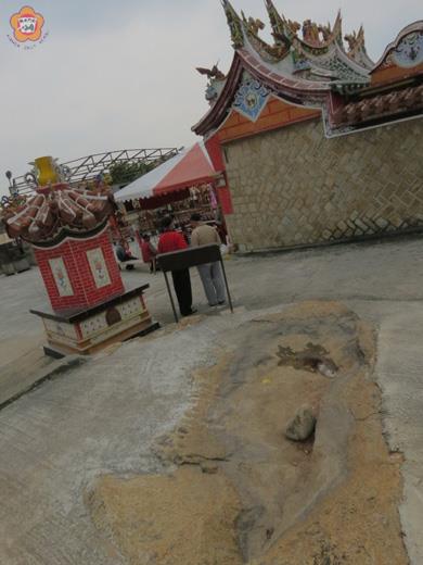 成功村仙鶴寺旁的這個天然石槽,傳說是玉女七姐妹洗「腳白」的地方。(張建騰攝)