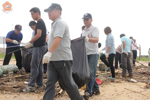   湖峰公共事務協進會辦理淨灘活動，一起來清除海灘上的雜物。（李金鎗攝）