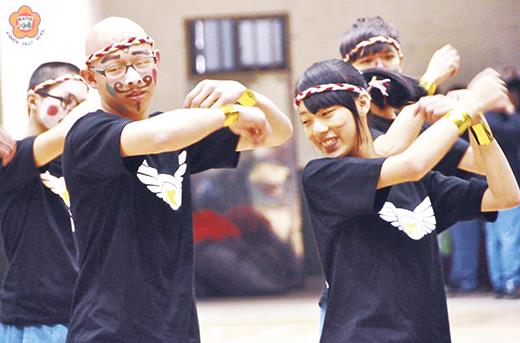 　資訊二的創意隊呼表演。（張建騰攝）