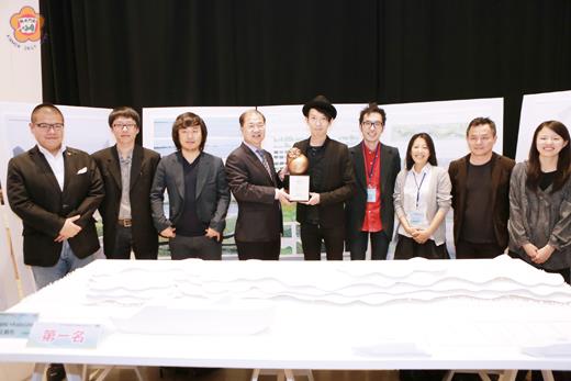 「金門港水頭客運中心」國際競圖決選金門縣長李沃士親自於決選結束後發佈首獎名單。(縣府提供)