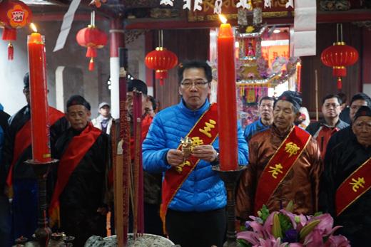 金城慶土地公與恩主公神誕,石兆瑉率團隊前往轄區內宮廟上香致意。(許峻魁攝)