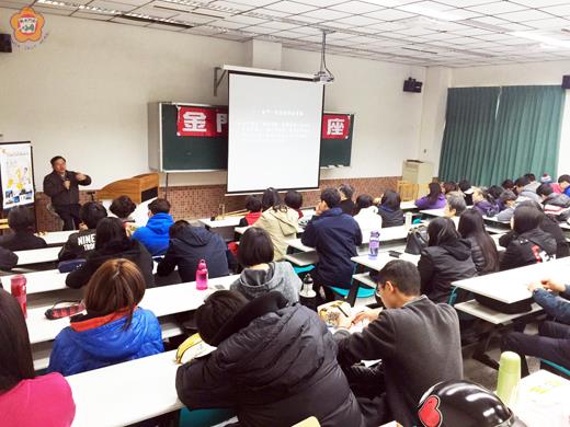 「金門博雅講座」昨日邀請國立中央大學退休教授李國俊演講,李國俊介紹金門的民俗、歌謠、音樂、戲劇的風華。(許加泰攝)