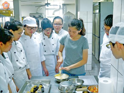   金寧中小學開創全縣技藝教育學程班課程，今年度開設「家政群技藝教育課程」，學生反應非常良好。（李金鎗攝）