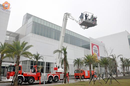 消防局昨日在台開園區舉行兵棋推演及組合救災演練，模擬遊客多人被困購物中心高樓救援。（李金鎗攝）