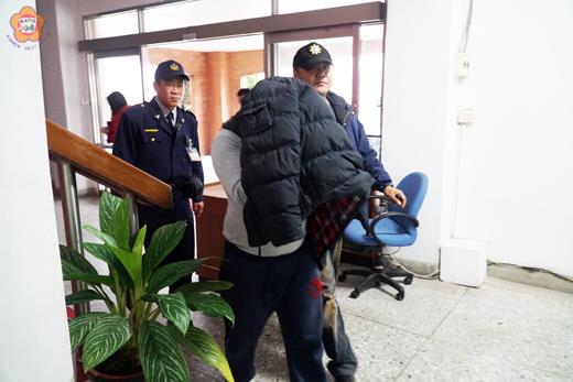   張姓男子於二十二日下午被警方逮捕偵訊。（許峻魁攝）