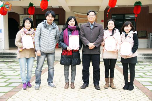   開瑄國小參加「教育部資訊融入教學創新應用團隊選拔」，榮獲全國績優團隊，教育處長李文良到校恭賀致意。（開瑄國小提供）