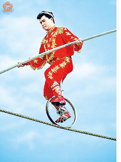 被譽為中國「高空王子」的阿迪力先生,4月5日將抵金,為他的「橫跨廈金、創世之舉」在金門舉行預告演出。(金創科技公司提供)