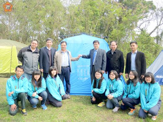 金大副校長陳建民與金大羅浮群童軍接受陸島酒店吳椿江捐贈各式營帳。(金門大學提供)