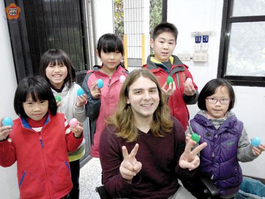   西口復活節活動，藉由外師Travis策劃下，結合英語教學。（西口國小提供）