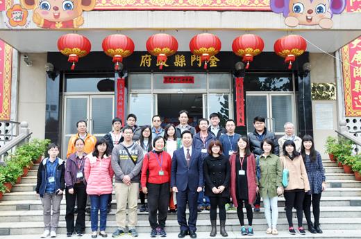 縣長陳福海昨與104年地方特考21位分發金門縣的新進人員見面會,並在縣府大門口合影。(翁維智攝)