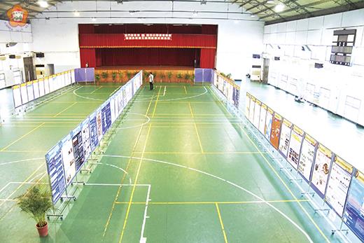   金門地區第56屆中小學科學展覽會，各校將作品以海報方式，昨日起至五月一日公開於城中體育館展出。（陳麗妤攝）