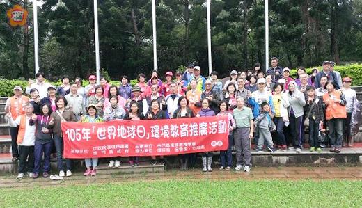 響應世界地球日,金門縣環境教育學會舉辦「金門地質地貌與植物探索活動」,吸引百餘位學員參與,在講師群的帶領下認識金門地質景觀和豐富的自然、植物生態,也用行動一起護樹愛地球。(金門縣環境教育學會提供)