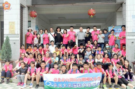台北市南湖國小校長蕭福生率領該校師生到上岐國小進行校際交流。(李金鎗攝)