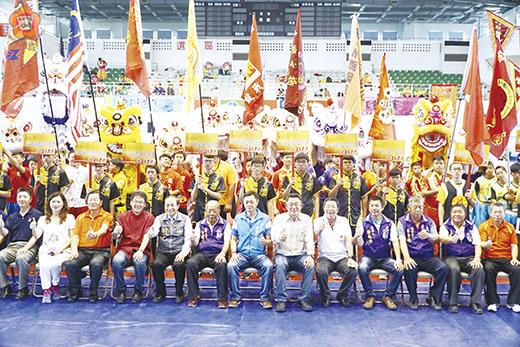 獅王爭霸賽，各隊隊伍與嘉賓合影。（許峻魁攝）