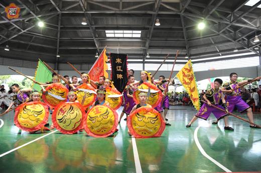 來自廈門何厝宋江陣昨日在金沙鎮複合運動場進行展演與文化交流,吸引滿場民眾前往觀賞。
(董森堡攝)