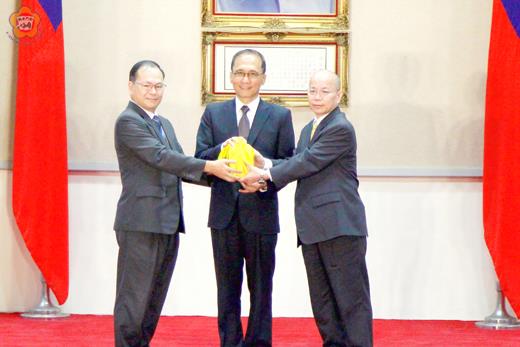福建省政府新任主席張景森（右）與原任主席林祖嘉（左）在行政院新任閣揆林全（中）主持與監交下，完成印信交接。（省府提供）
