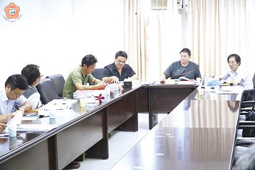 第三審查委員會議員針對權責所屬的議案進行審議。（許峻魁攝）