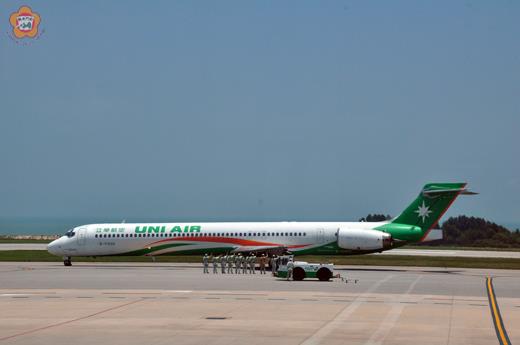 立榮航空在尚義機場懸掛「MD-90客機退役儀式」的彩色看板，歡送MD-90客機最後一趟金門-台北的飛行任務，光榮退役。（李金鎗攝）