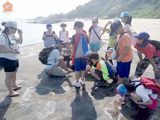 王武郎展開為期七日的徒步金門環島行腳，帶學子認識海洋文化，希望學童透過雙腳踩踏，更加了解海洋保育的重要。（陳麗妤攝）