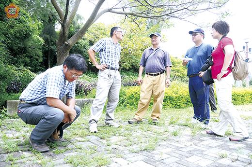 動植物防疫所日前特別邀請國家紅火蟻防治中心、動植物防疫檢疫局人員抵金瞭解狀況，眾人並在火蟻巢區實地採樣，準備送台化驗釐清火蟻來源。（董森堡攝）