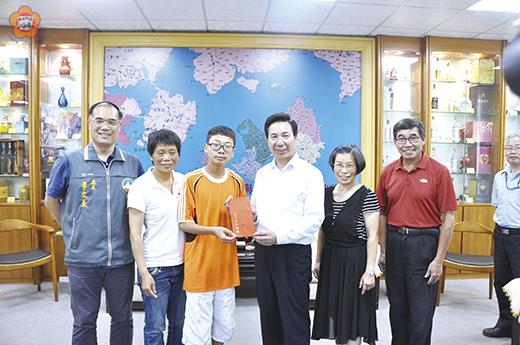 金湖國中謝嘉玲、古城國小董明晉兩人獲「2016總統教育獎」殊榮，縣長陳福海昨在他們赴台受獎前夕特別接見並致贈程儀壯行。（翁維智攝）