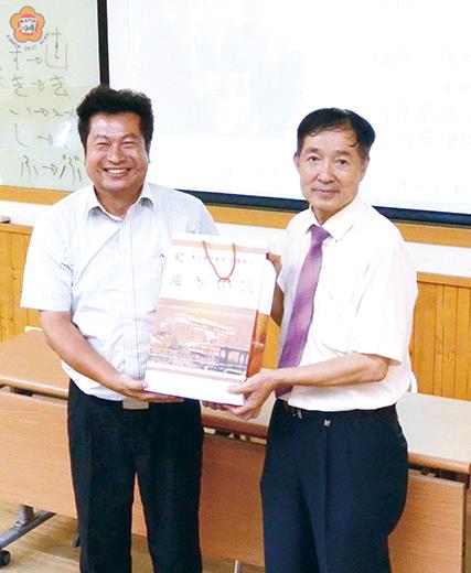 金大管理學院院長董燊教授代表學校致贈紀念品感謝莊淇銘教授到校演講，帶給師生學術饗宴。（金大管理學院提供）