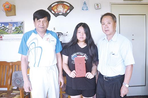 金城國中學生周宜儒,獲選為內政部105年全國孝行楷模。福建省政府代秘書長張金成代表張景森主席赴周宜儒家中致贈程儀,以鼓勵並表彰其孝行。(省府提供)