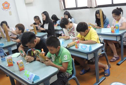 金門家扶中心暑期課輔邁入第九年,各界鼎力襄助,大專生志工投入服務,陪伴中心孩童在暑期進行豐富、有趣的課程學習,讓假期不留白。(陳麗妤攝)