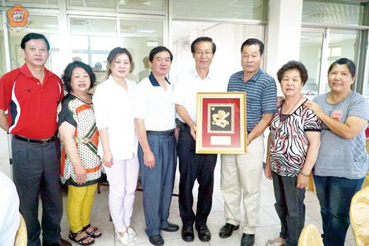 董國正榮退,金城鎮代表會贈匾。(許峻魁攝)