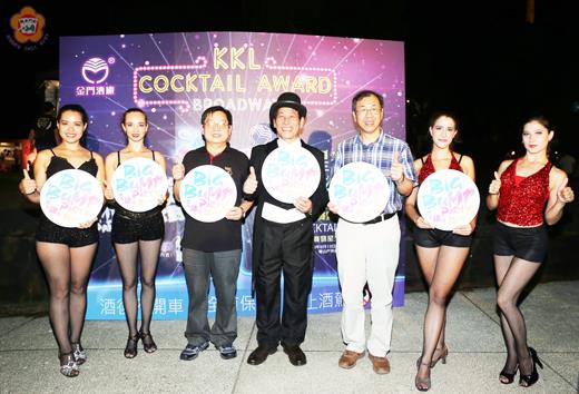 金門酒廠舉辦以金門高粱酒調酒為主軸的大專盃創意調酒比賽,車正國總經理化身爵士男伶,為華麗精準投影揭開序幕。(金酒公司提供)