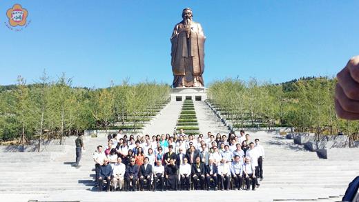 來自兩岸及世界各地大學學者、國學院院長、書院山長計50多人，26日齊聚山東曲阜尼山聖境，參加中國首屆國學院院長高峰會。（圖由楊樹清提供）