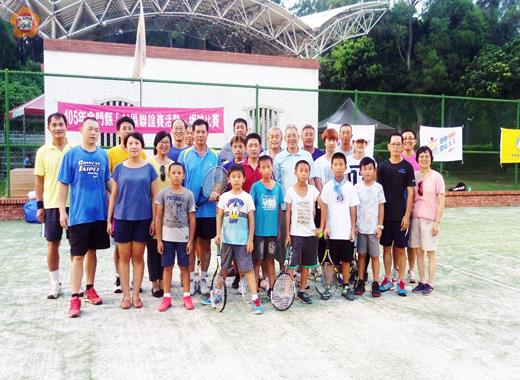 網球運動委員會日前舉辦社區網球賽，與會者合影。（網委會提供）