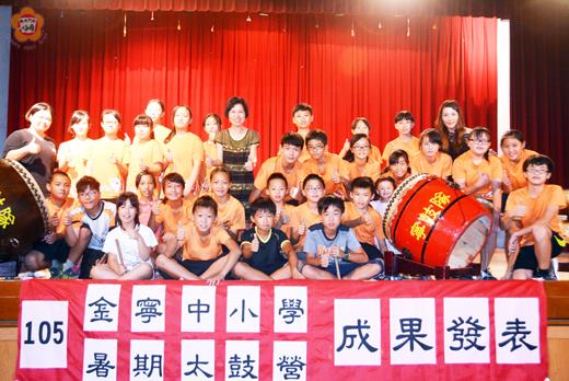 寧中小校長陳雅蘭、林靜儀老師、隊員和十鼓擊鼓樂團專業鼓手涂雅文合影。(許加泰攝)