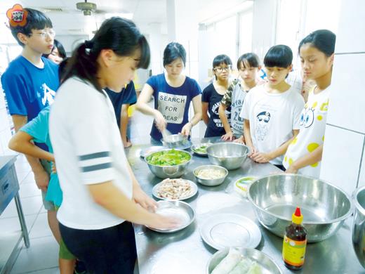 金寧中小學國中部利用暑假辦理「新住民語文樂學」活動，同學們學習越南美食體驗活動。（李金鎗攝）