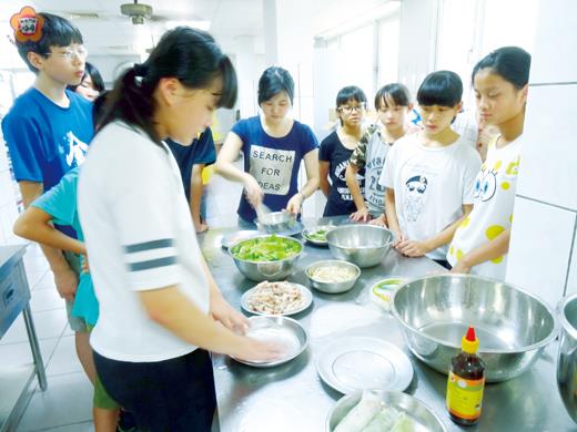 金寧中小學國中部利用暑假辦理「新住民語文樂學」活動,同學們學習越南美食體驗活動。(李金鎗攝)