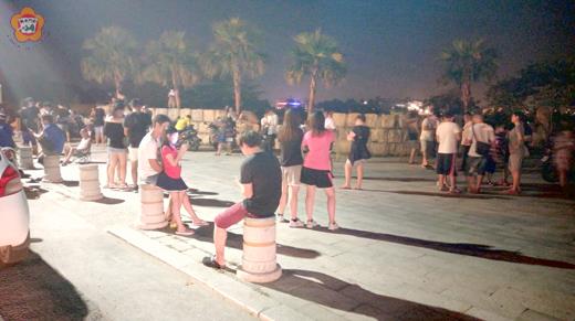 石雕公園晚間越夜越熱鬧,吸引許多抓寶玩家。(許峻魁攝)