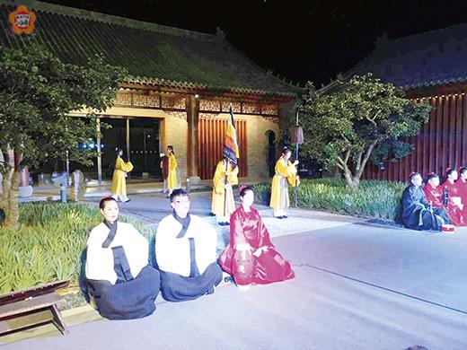 孔子誕辰前夕,中國首屆國學院院長高峰會在山東曲阜尼山聖境盛大舉行,大會重建古代書院舞蹈,由中國音樂院雅樂團全球首演「六小舞」。(楊樹清提供)