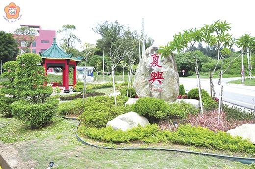 道路圓環節點庭園化,採複層式植栽排列設計與庭園造景配置手法,營造節點主題景觀。(楊水詠攝)