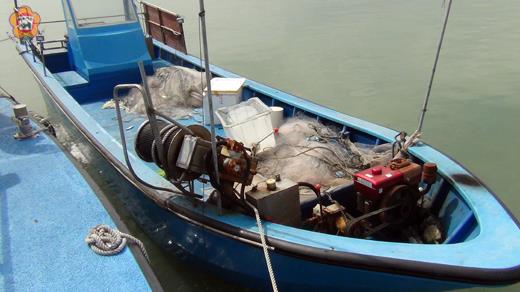 金門海巡隊查獲一艘大陸籍「無船名」快艇從事越界漁撈行為,沒想到船上人員卻跳海規避檢查,海巡隊最後以救生圈將人拉起,並將人、船帶回隊部偵辦。
(照片由金門海巡隊提供)