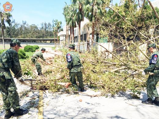 展現軍民一家,金門憲兵隊派出兵力協助地方災後復原。
(金門憲兵隊提供)