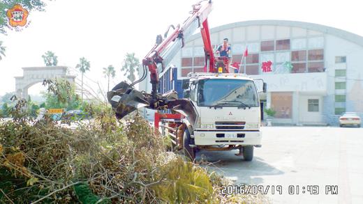 城中校友許程勛出動十七噸重的爪子車，協助清理校園風倒木和髒亂。（金城國中提供）