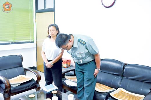 金門農工顏姓教官(右)為自己一時情緒失控怒罵阿兵哥,鞠躬表達最深歉意。(陳冠霖攝)