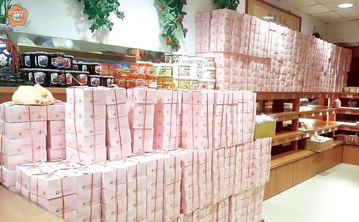 金湖「麥斯麵包店」準備滿滿1000盒餐盒要送給救災的金防部阿兵哥。（王瑋群提供）
